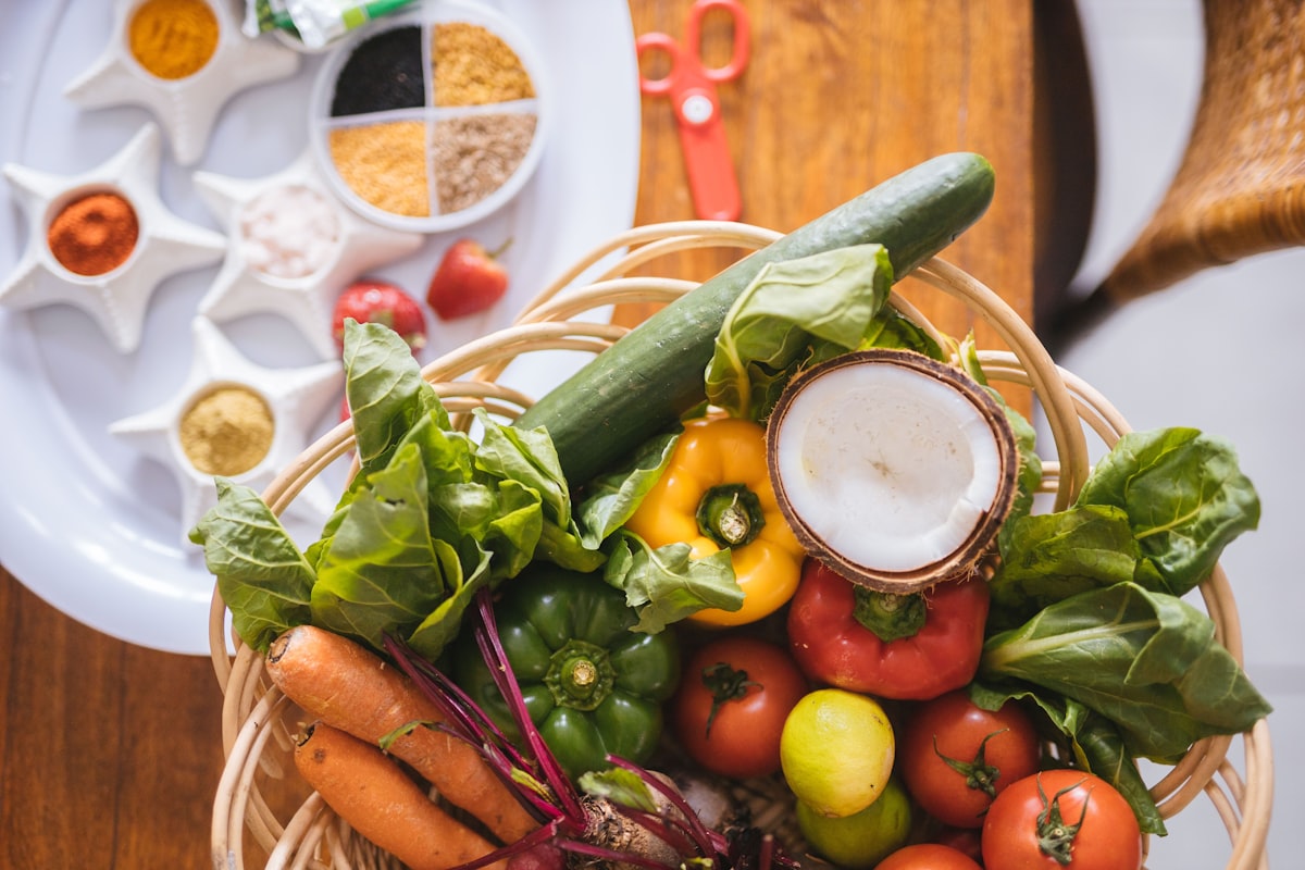 Gesunde Ernährungsgewohnheiten - bunte Gemüseplatte mit frischen Zutaten